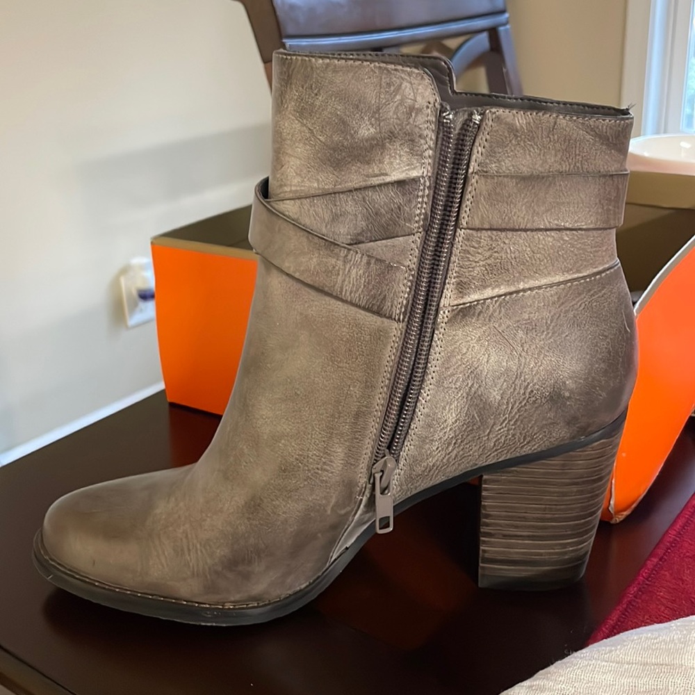 im ans selling healed ankle boots they have never been worn